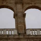 L�ultimo livello si presenta con un�armoniosa loggetta ad archi (del 1722) nella quale distinguiamo dei pilastri sui quali poggia un architrave decorato da triglifi. A chiudere il loggiato tre piccoli balconcini bianchi